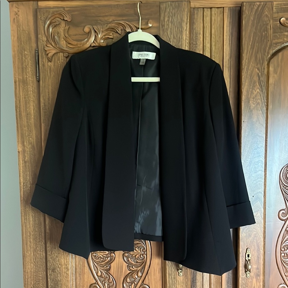 Jones Studio Classic Black Blazer with Open Front and Collarless Design